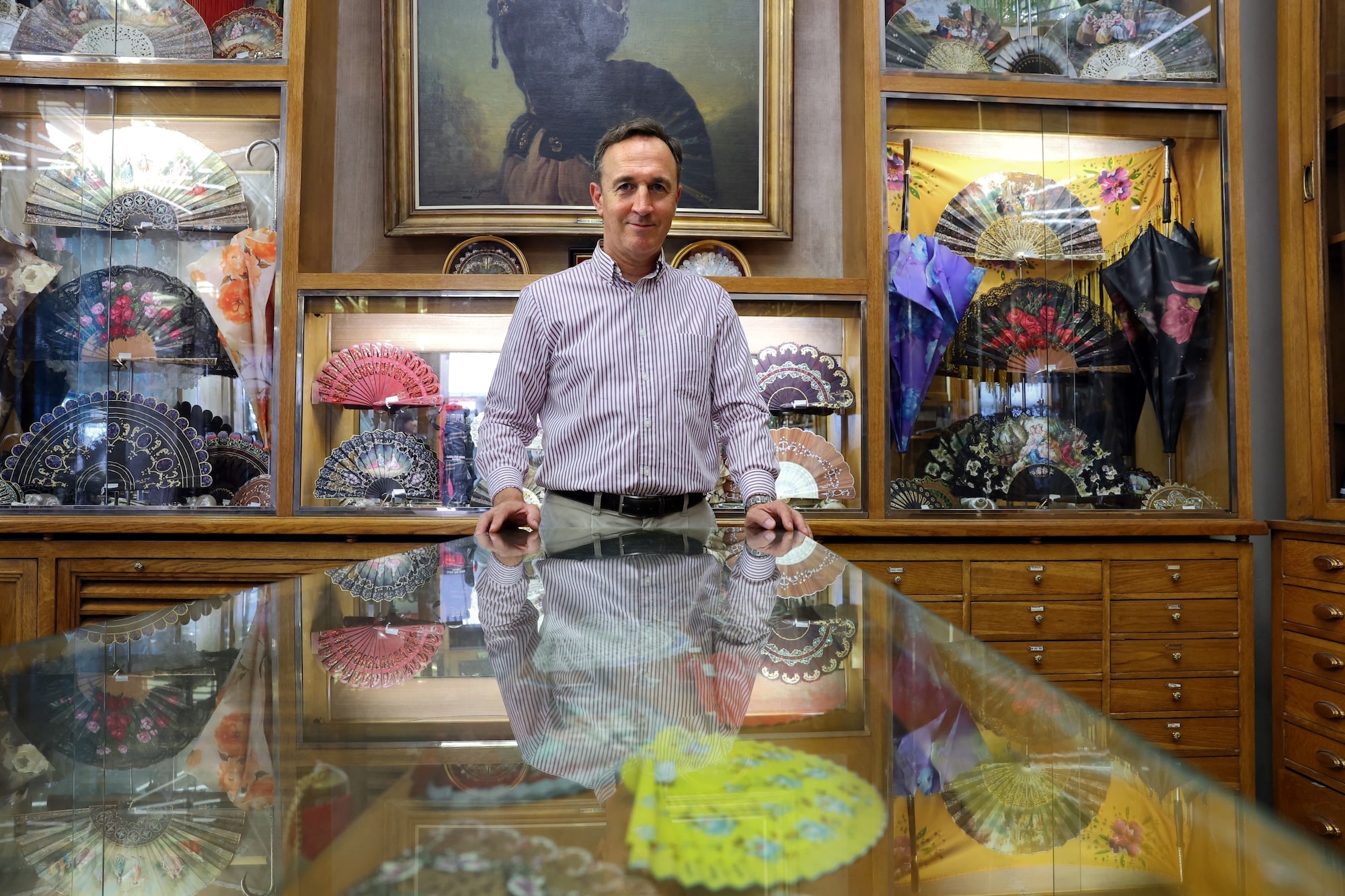 Arturo Llerandi, owner of Casa de Diego, poses in his hand fan store in Madrid, on July 8, 2025. Llerandi's bustling shop, located in the centre of the Spanish capital for more than two centuries, boasts 10,000 different models of fans. The Spanish must-have fan has retained its relevance amid increasingly oppressive summer temperatures stoked by climate change. (Photo by Thomas COEX / AFP)