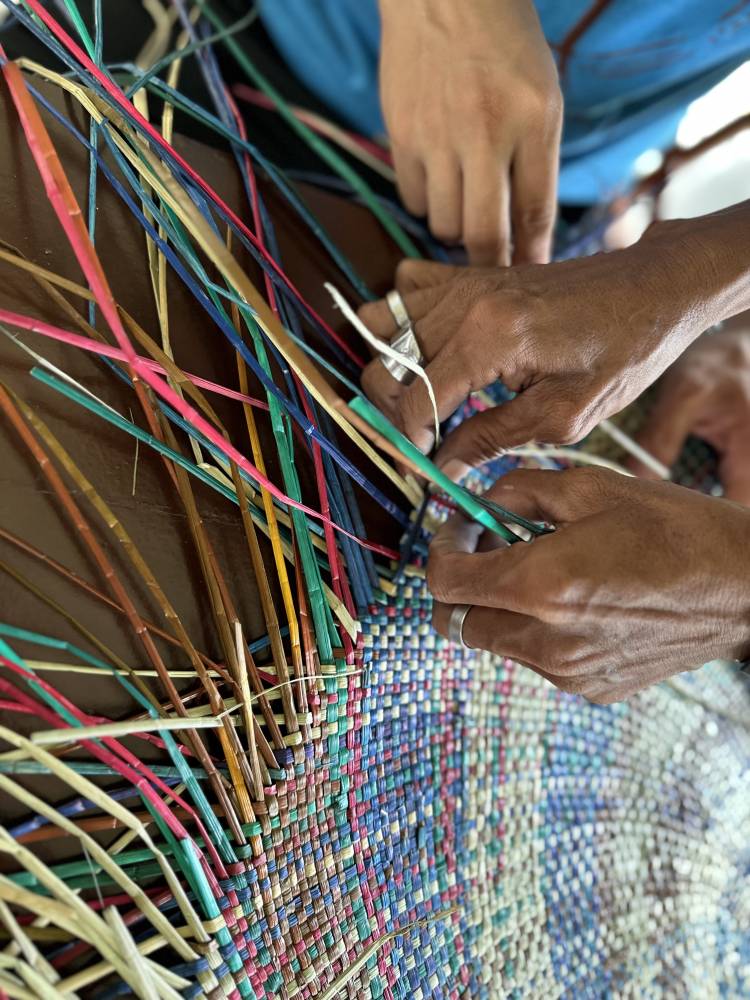 Abre Linea - Weaving colorful ticog mat