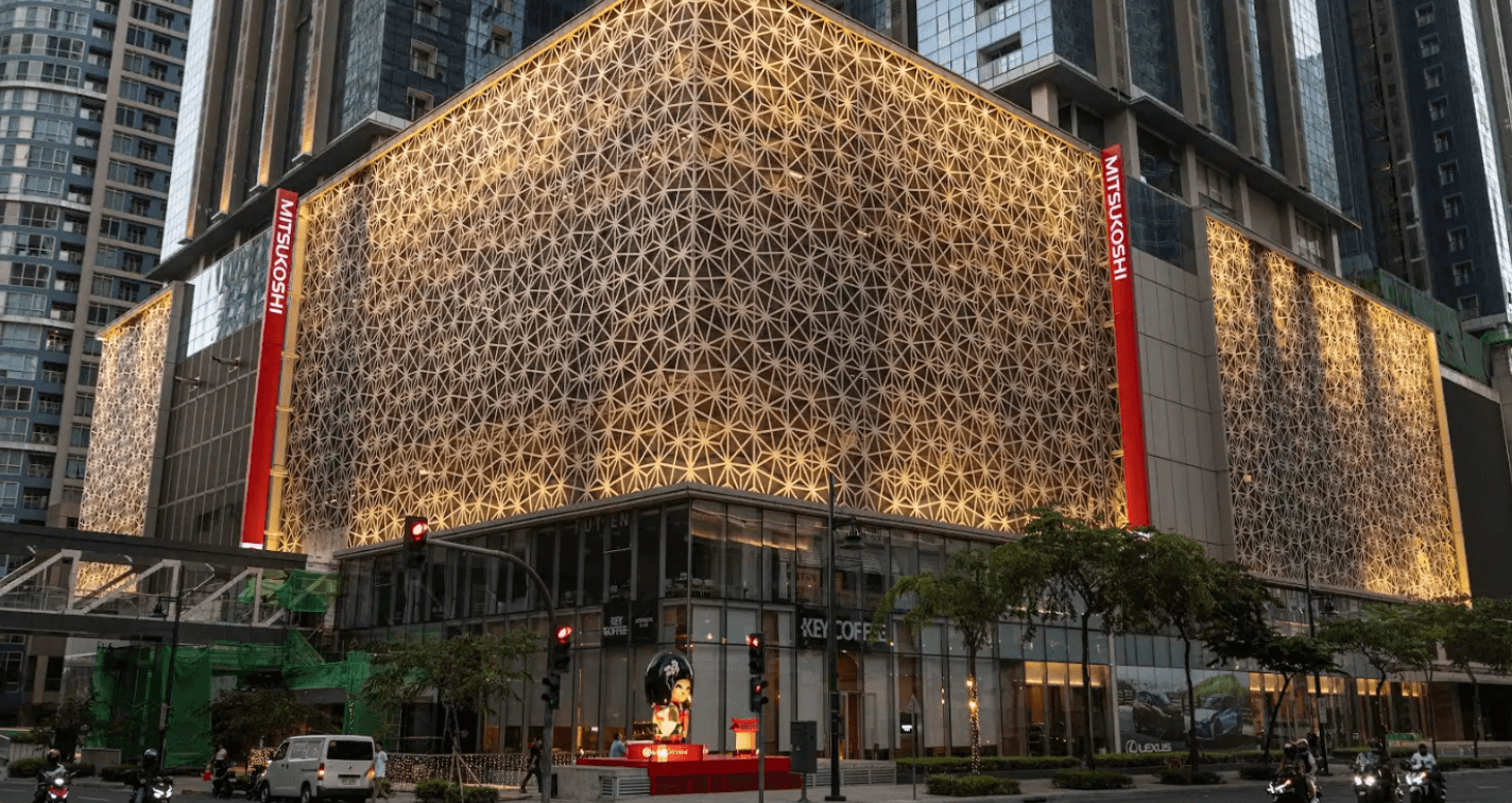 A season of sparkle at MITSUKOSHI BGC